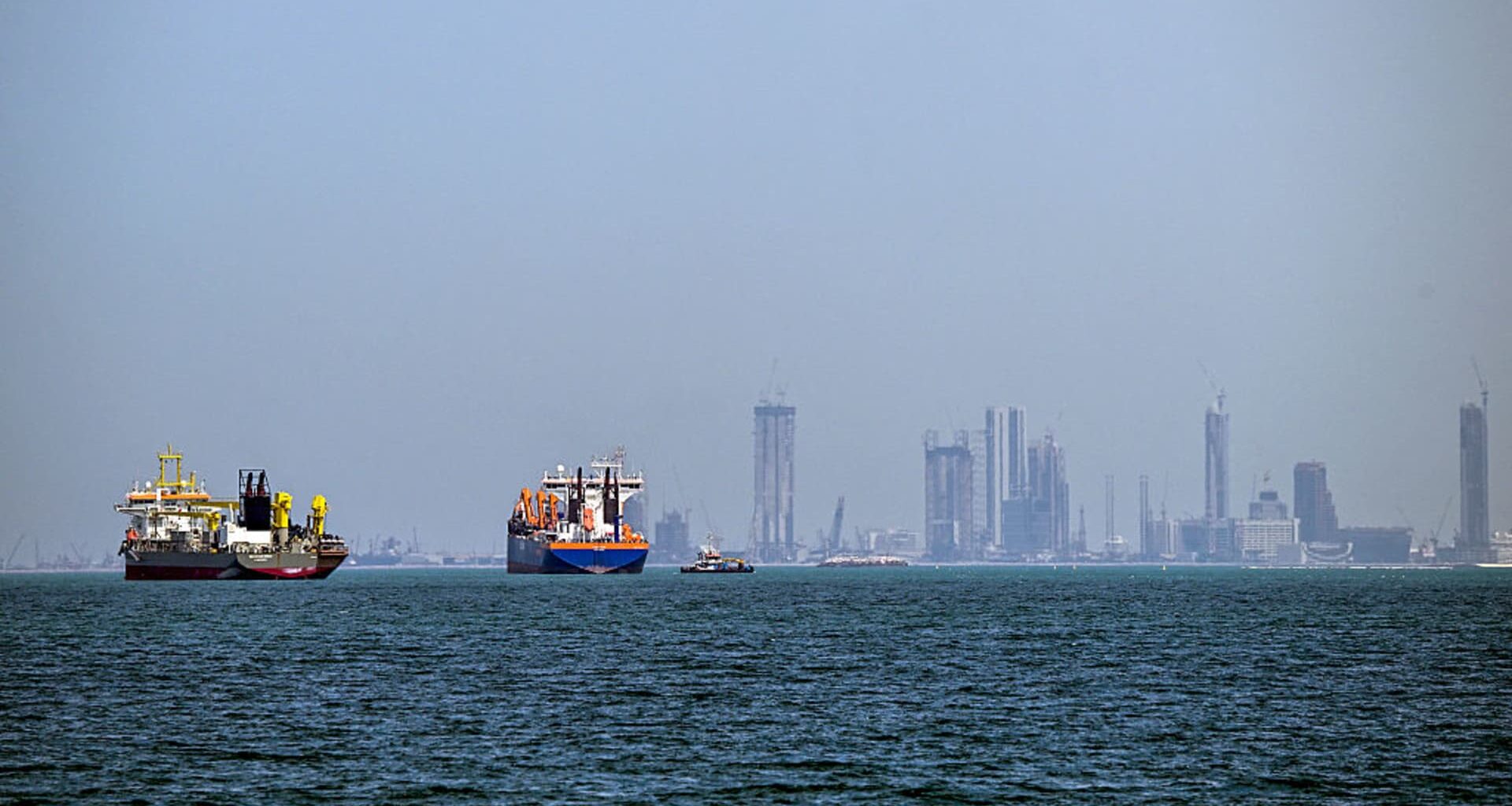 ships going through, waiting or diverting journey