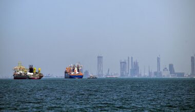 ships going through, waiting or diverting journey