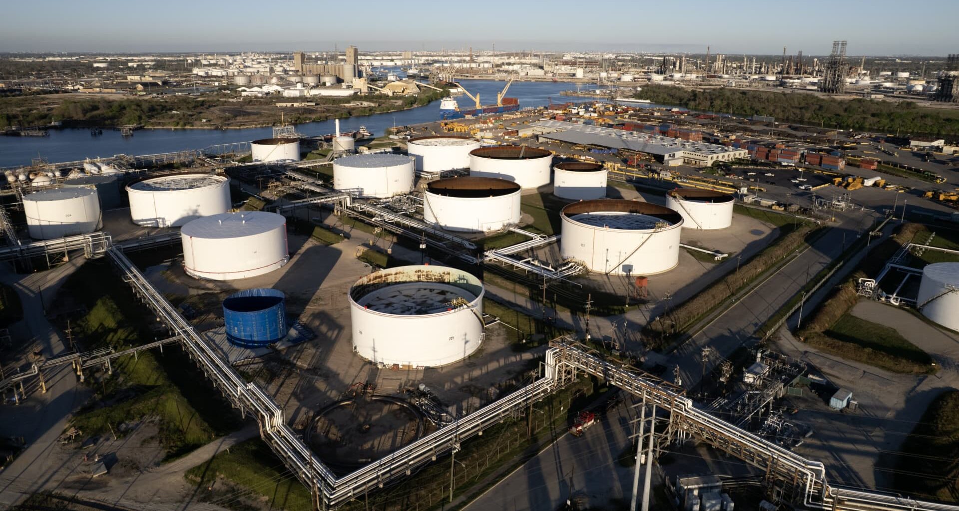 Risk-off trade back on for oil