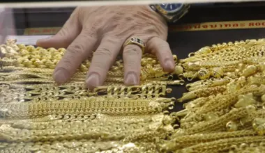 Gold Climbs as US-Israel Strikes on Iran Spark Safe-haven Demand