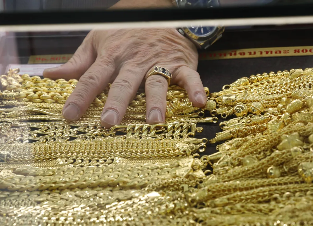 Gold Climbs as US-Israel Strikes on Iran Spark Safe-haven Demand