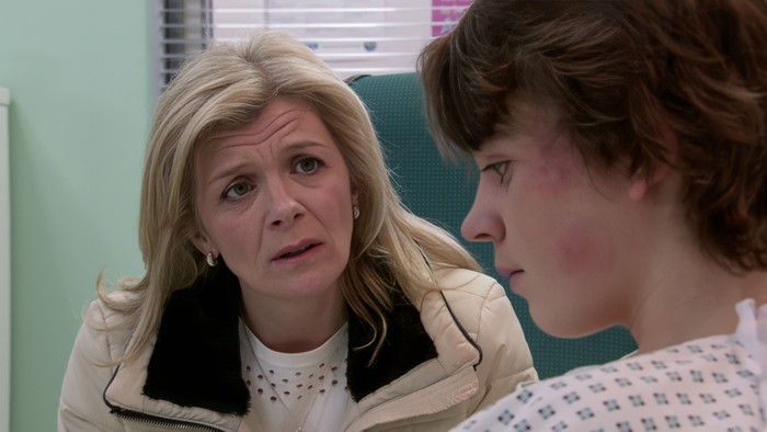 Leanne talks to Sam in the hospital in a scene from Coronation Street
