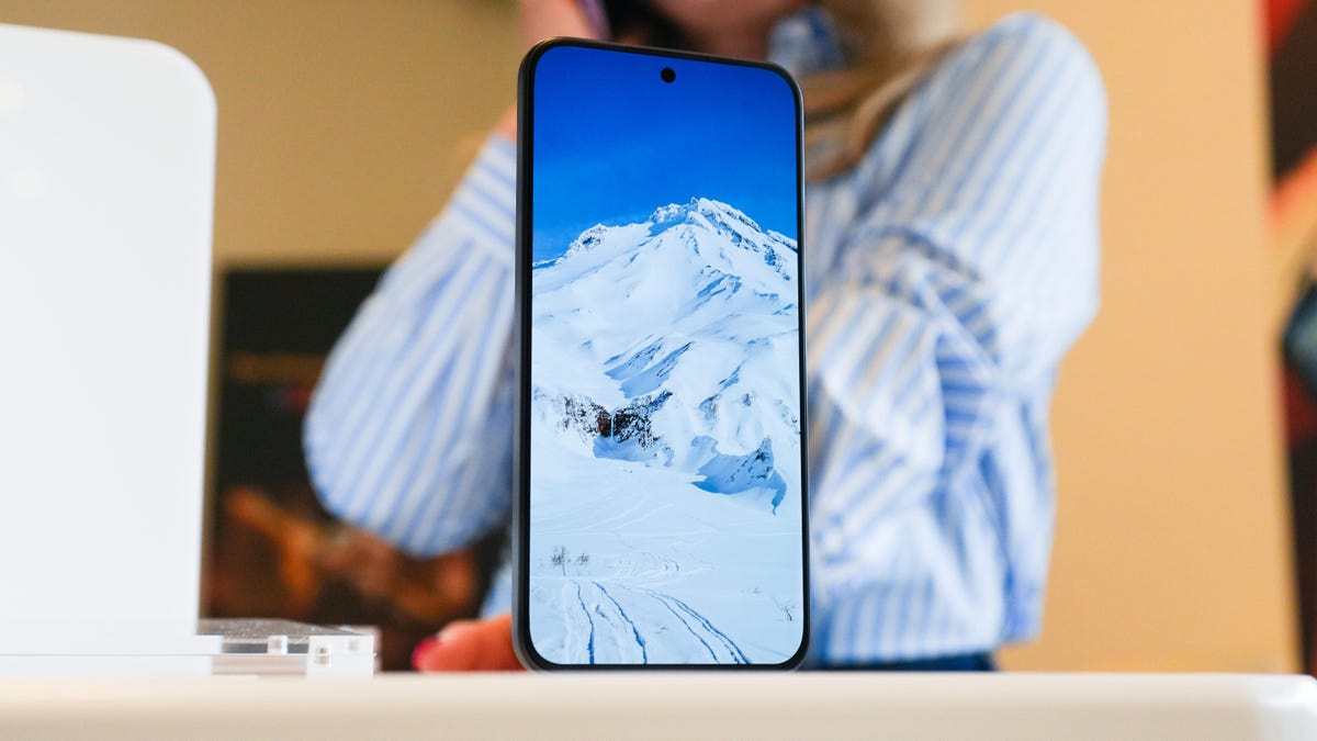 TCL showed me its Nxtpaper AMOLED phone at MWC, and my eyes couldn't believe it