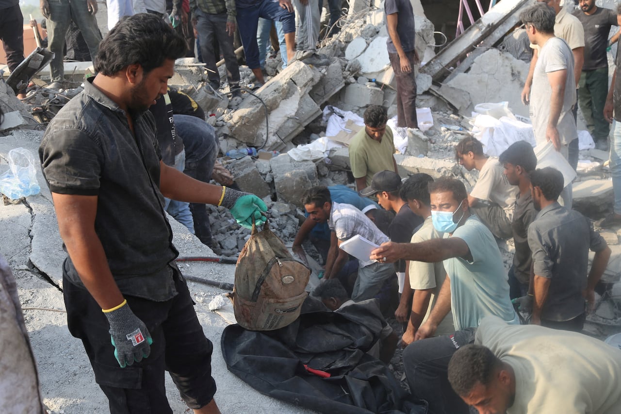 People search in the rubble of a building.