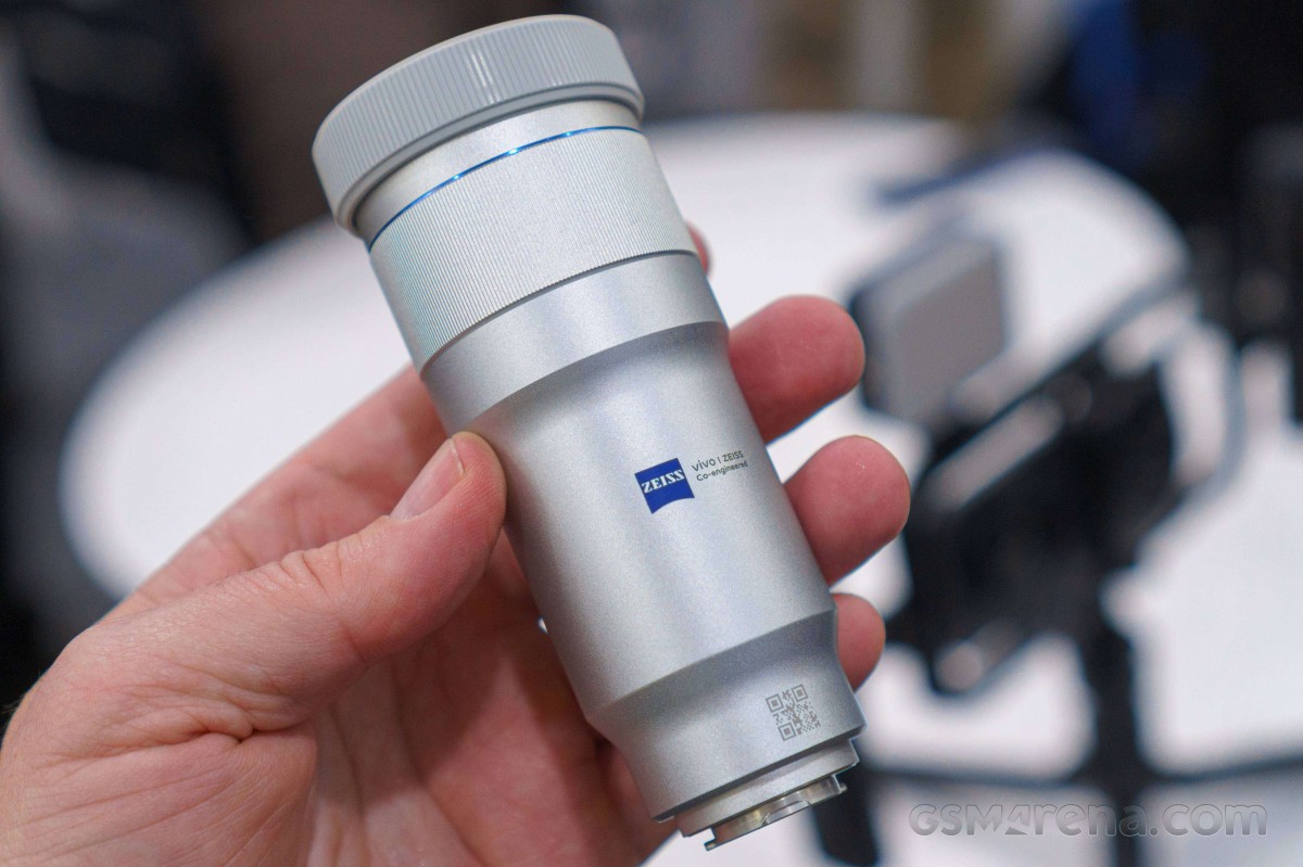 vivo X300 Ultra 400mm and 200mm teleconverter lenses, video cage hands-on