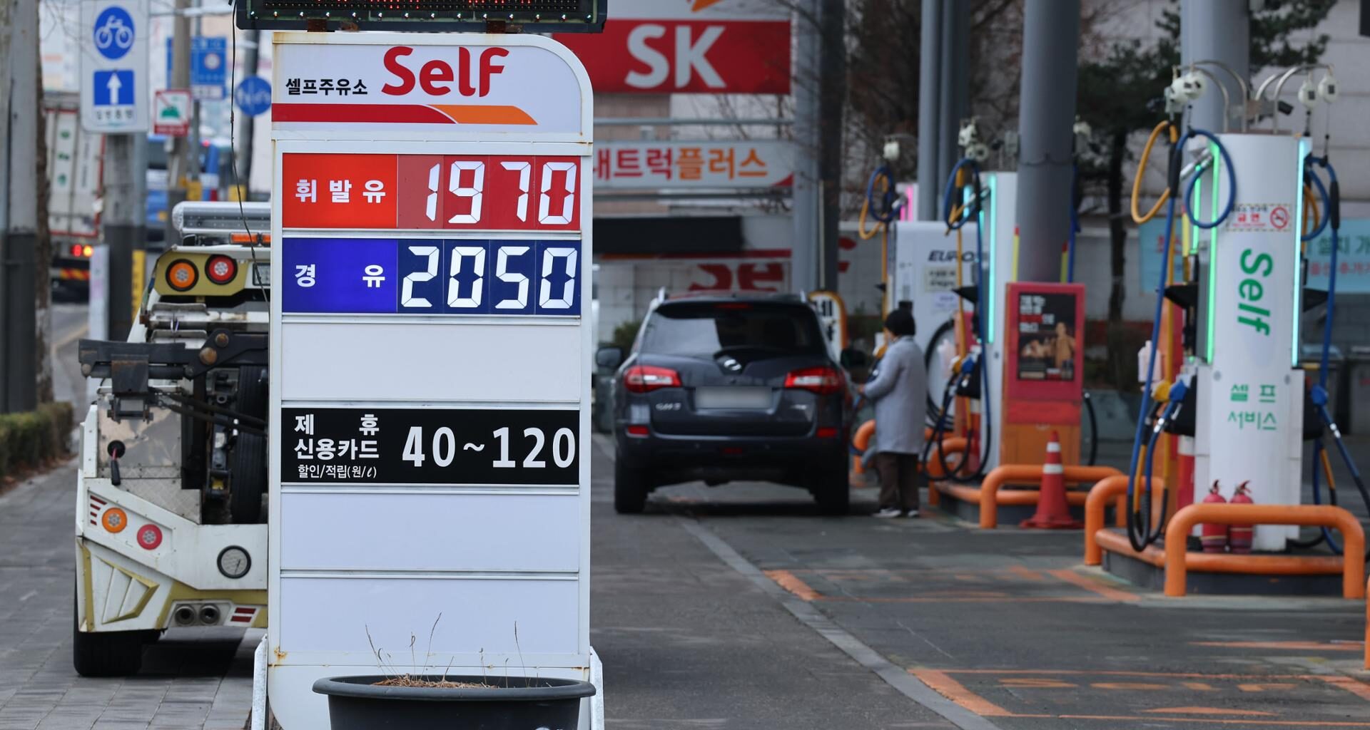 Gasoline prices exceed 1,900 won ($1.28) per liter at a gas station in Seoul, Friday. Yonhap