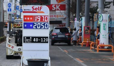 Gasoline prices exceed 1,900 won ($1.28) per liter at a gas station in Seoul, Friday. Yonhap