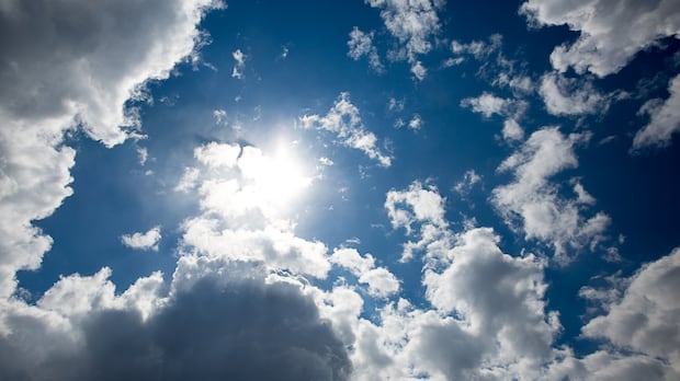 Record-breaking warm temperatures, heavy rainfall in parts of Ontario cause road issues