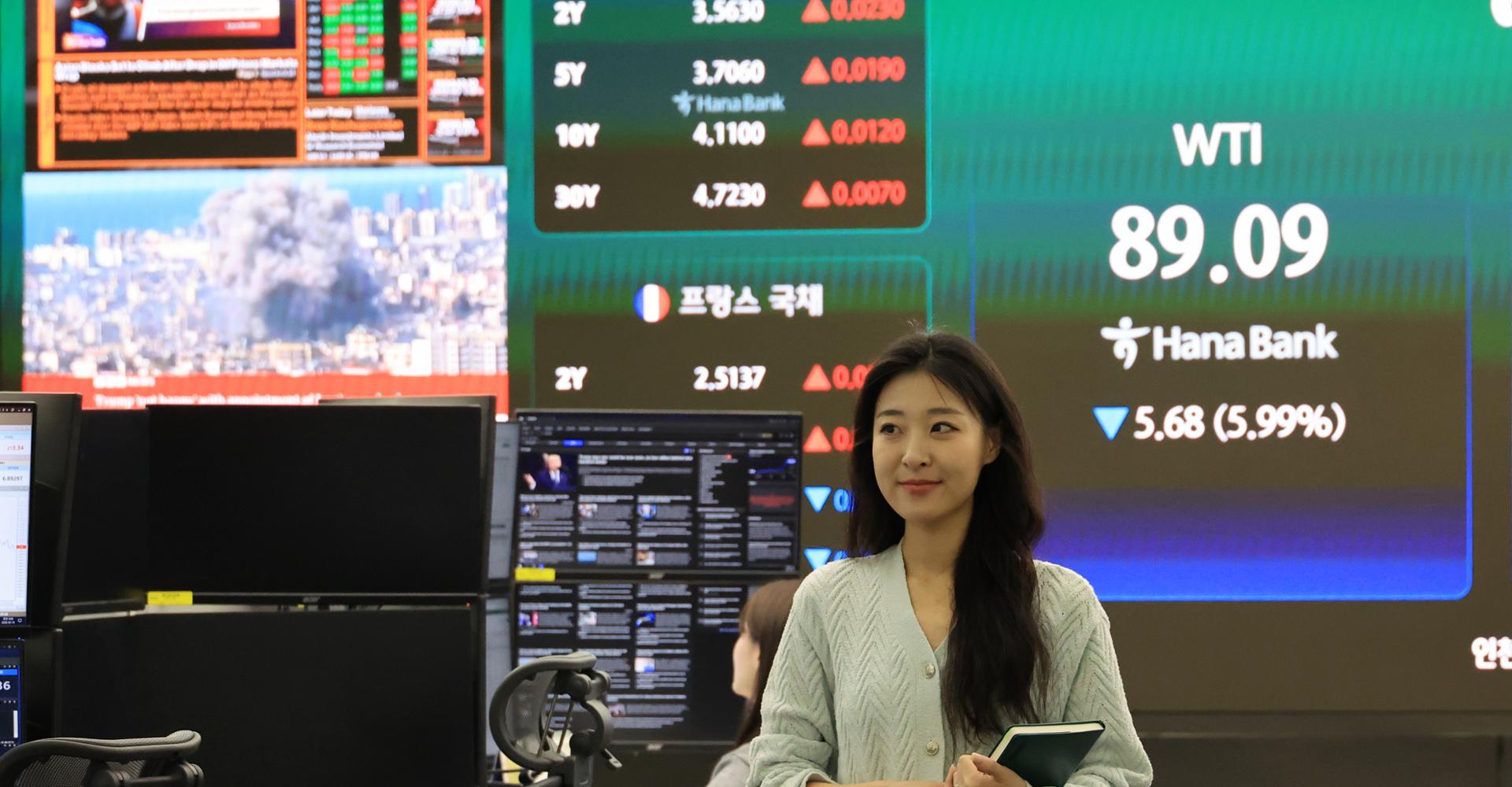 The dealing room of Hana Bank in Seoul, Tuesday. Yonhap