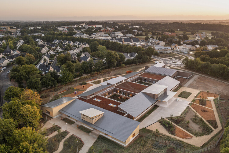 Clairière School / TRACKS - Image 2 of 28