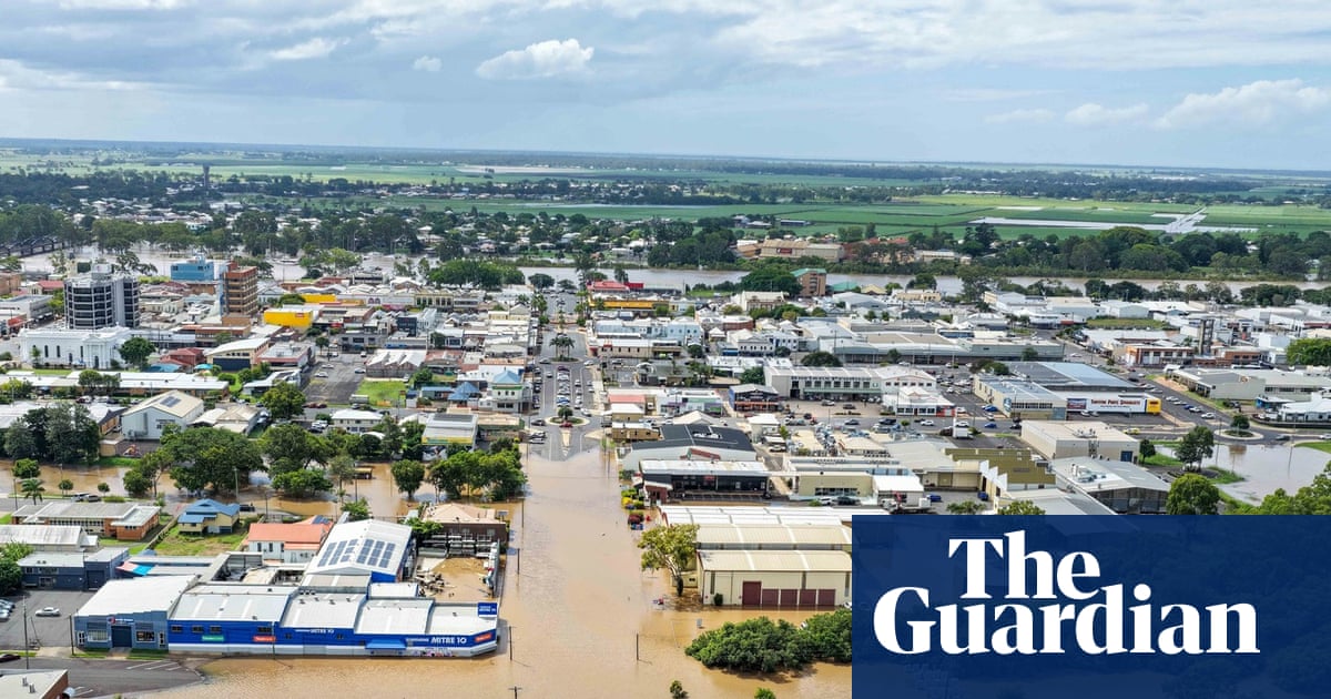 Bundaberg floods: thousands of residents could be isolated for days after river bursts banks | Australia weather