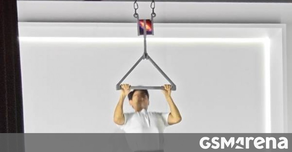 Honor Magic V6's hinge was put to another test as a company manager used it to do pull-ups