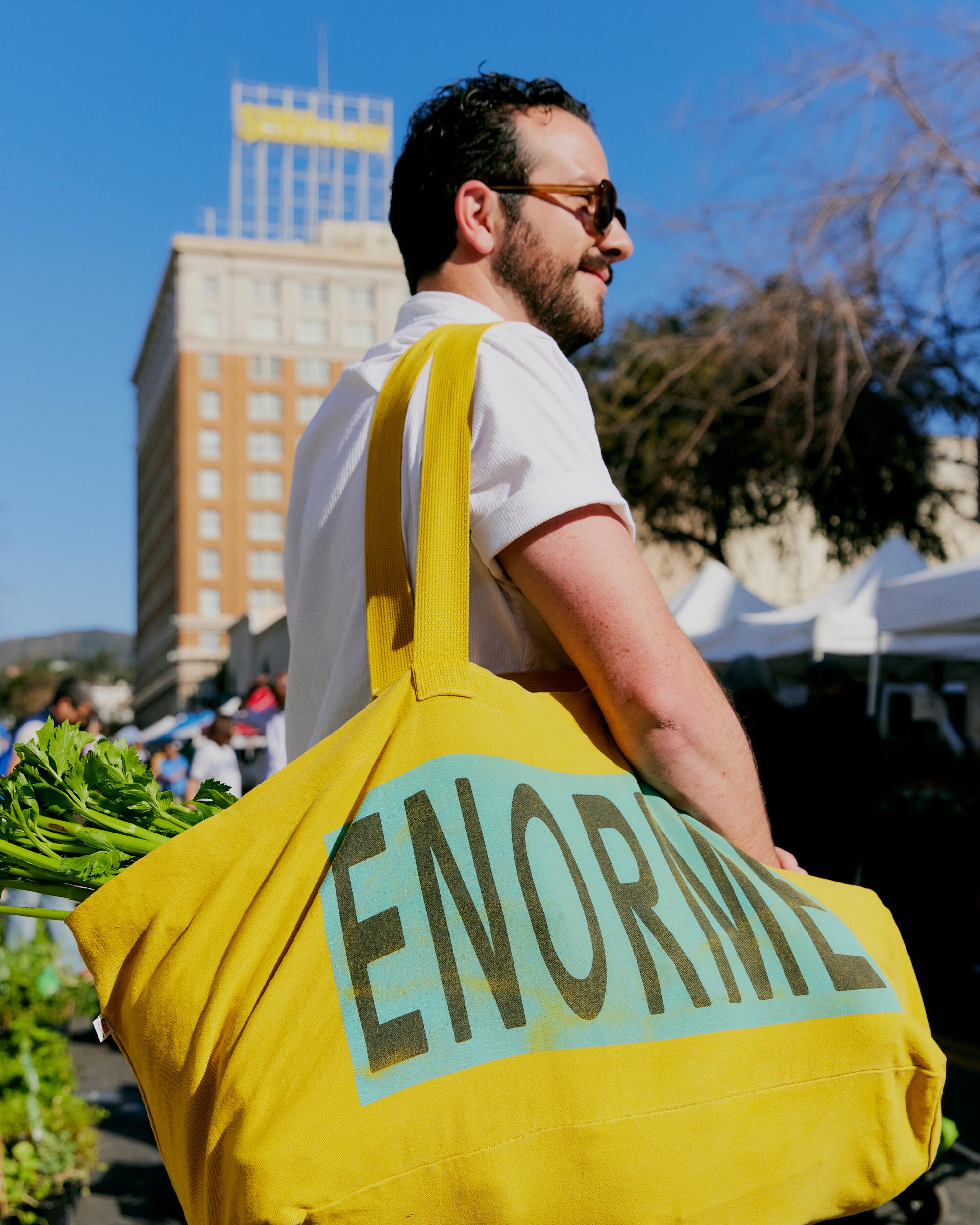 Steven Pardo carries an Enorme bag.