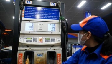 Gasoline prices plummet - VnExpress International