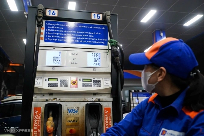 Gasoline prices plummet - VnExpress International