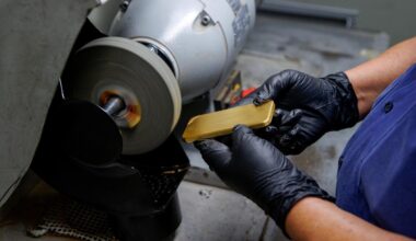 Gold Steadies as Traders Weigh Energy Prices and Rate-Cut Bets