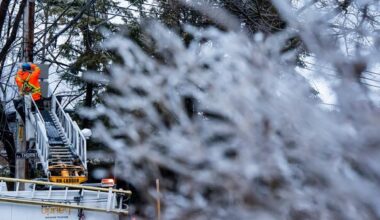 Hundreds of thousands without power, more school closures in Quebec following storm