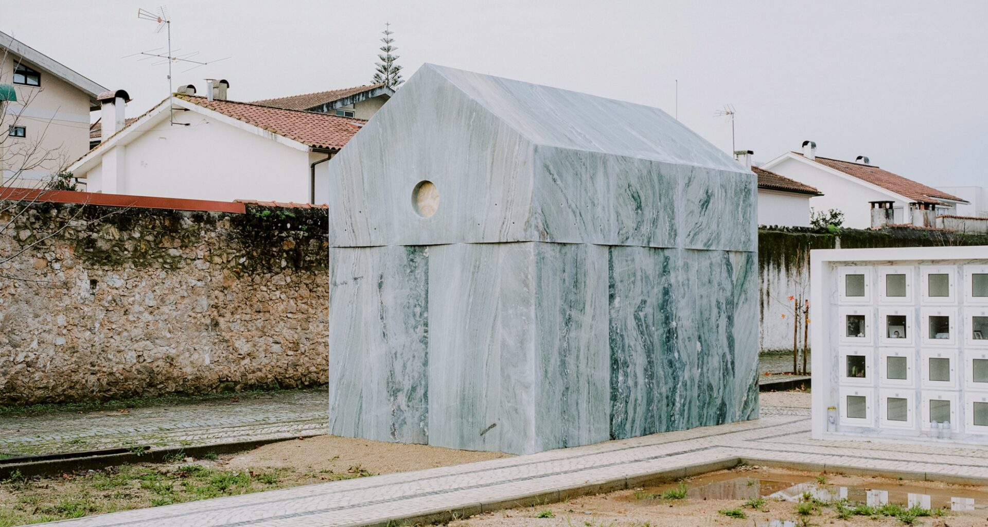 Family Tomb in Coimbra / Comoco Arquitectos