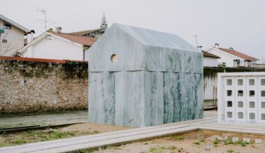 Family Tomb in Coimbra / Comoco Arquitectos