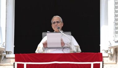 Pope at Angelus: Faith opens our eyes to suffering humanity - Vatican News