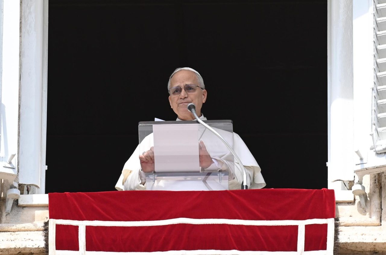 Pope at Angelus: Faith opens our eyes to suffering humanity - Vatican News