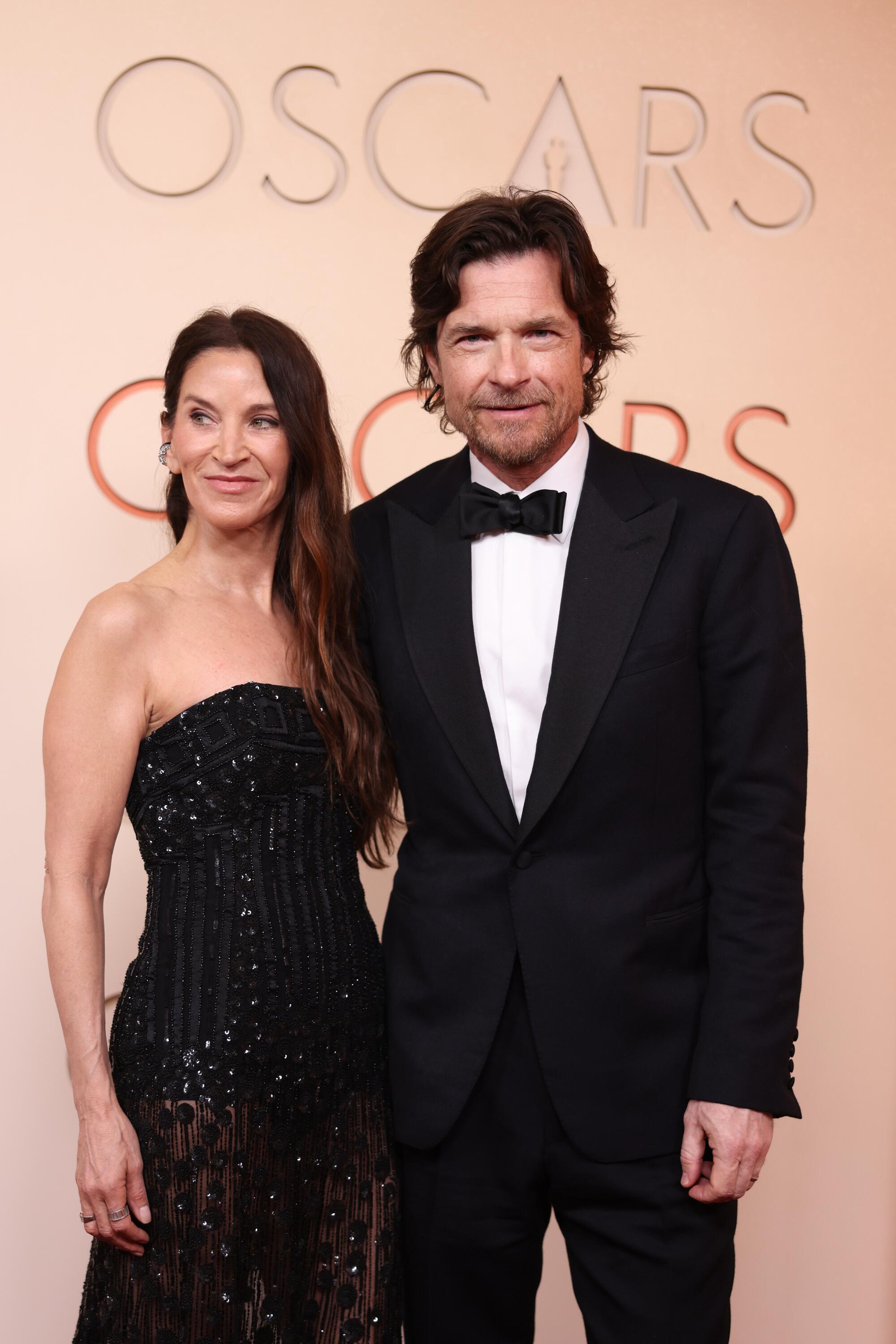 Amanda Anka and Jason Bateman pose on the red carpet. 