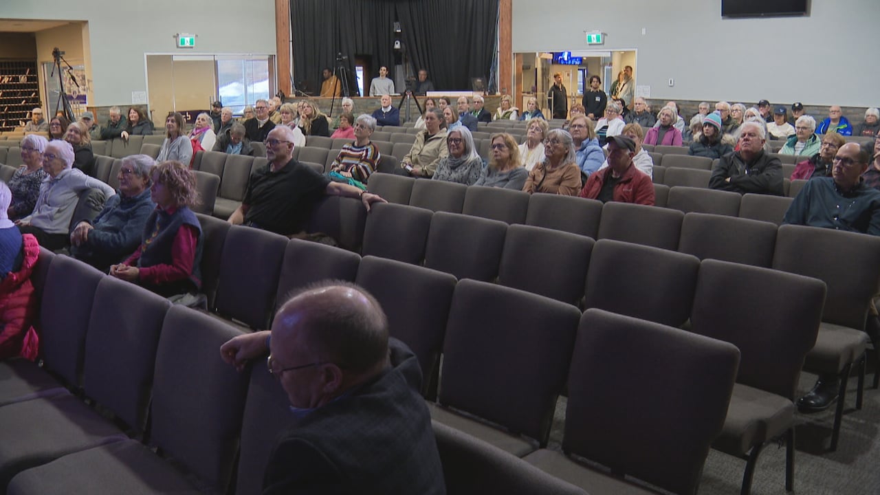 A room with a empty chairs