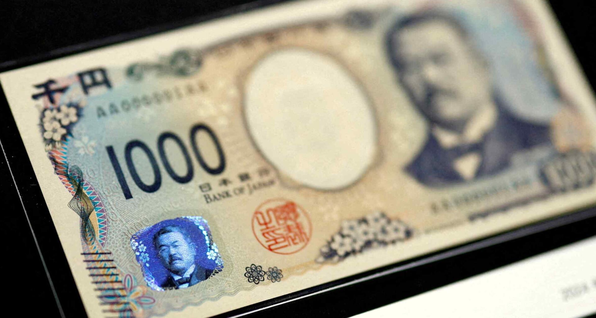 Yen gains against dollar after central banks hold steady