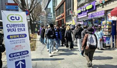 A convenience store near Gwanghwamun Square in Seoul is crowded with customers, Saturday. A banner on the left reads