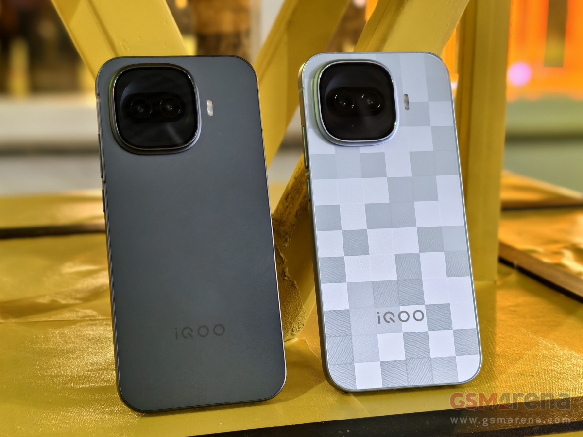 iQOO 15R's Dark Knight model (left) with Triumph Silver model (right)