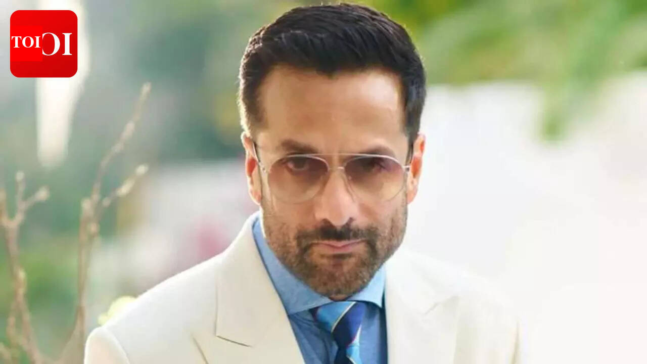 Fardeen Khan: ‘Yeh meri biwi nahi hai’: Fardeen Khan gently corrects paparazzi for mistaking sister Laila Khan as his wife | Hindi Movie News