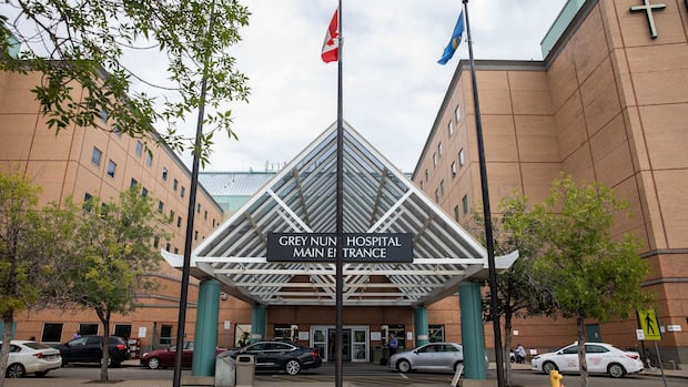 Edmonton emergency doctors and hospitalists warn of ER backlogs when stipend payments end