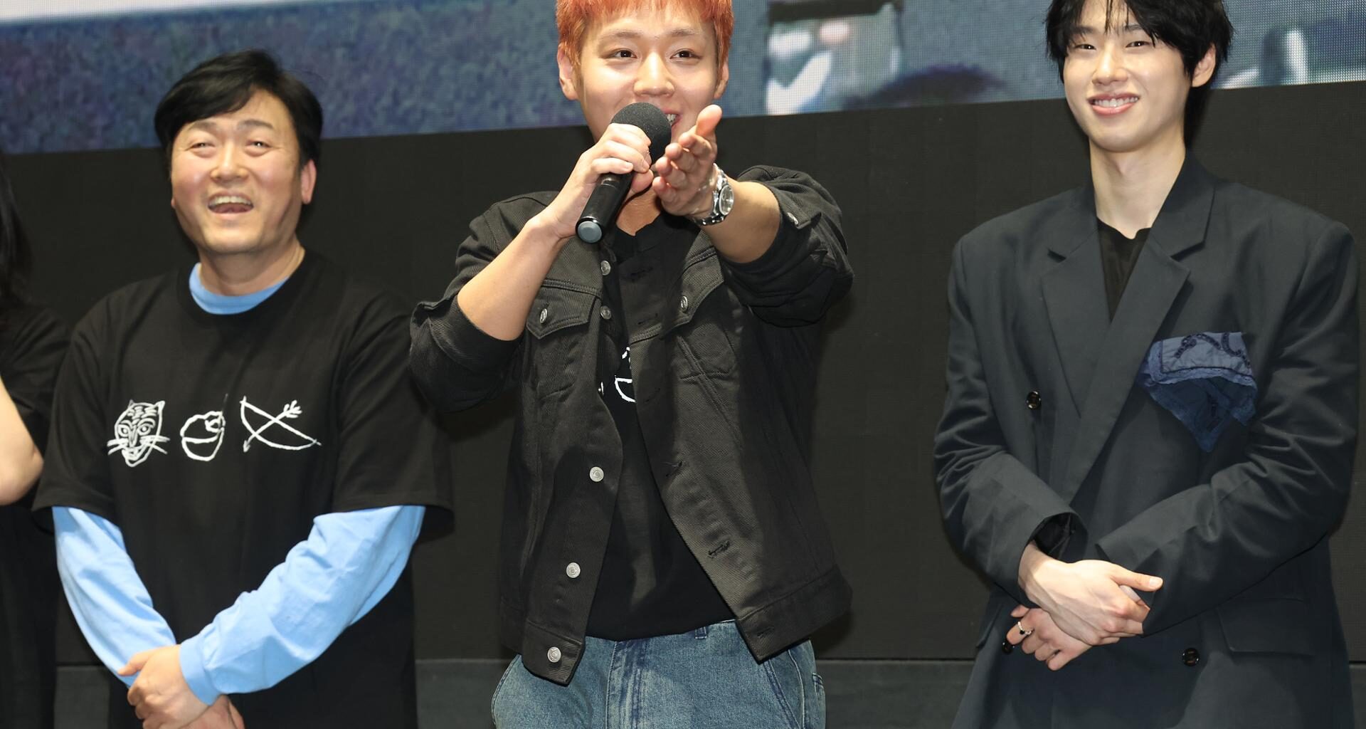 Actor-singer Park Ji-hoon greets fans for the movie