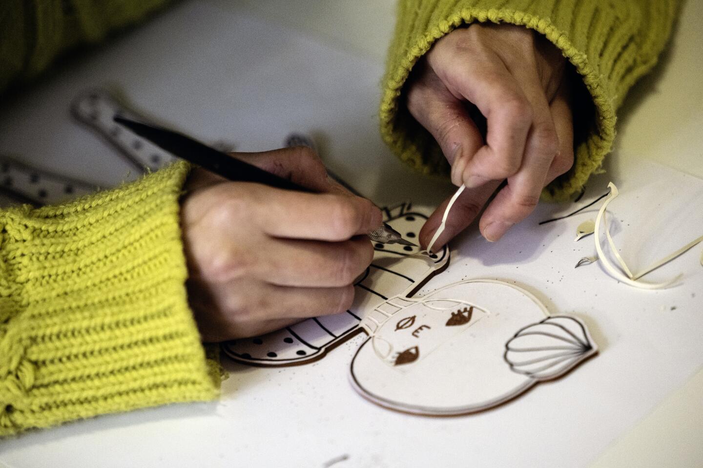 Japanese artist and illustrator Naoshi works on a sunae project