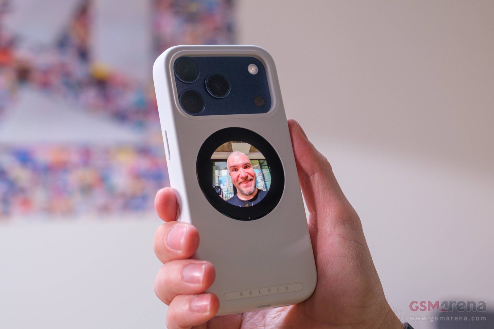Using the rear display to frame a selfie