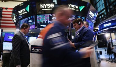 Oil climbs, stocks fall as markets see no end to war