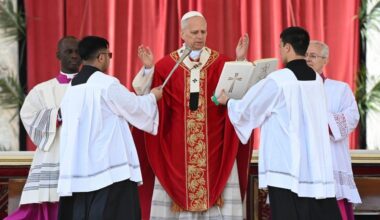 Pope recalls many Middle East Christians who suffer with Christ during Holy Week