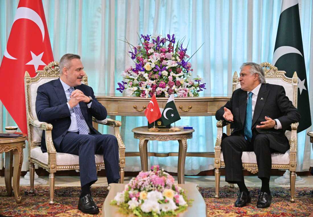 In this photo released by the Pakistan Ministry of Foreign Affairs, Turkish Foreign Minister Hakan Fidan, left, meets with his Pakistani counterpart Ishaq Dar in Islamabad, Pakistan, Sunday, March 29, 2026.