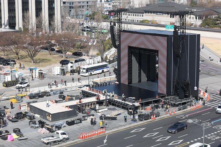 The stage takes shape at Gwanghwamun Square in Jongno District, central Seoul, Thursday, two days before BTS' concert. Yonhap