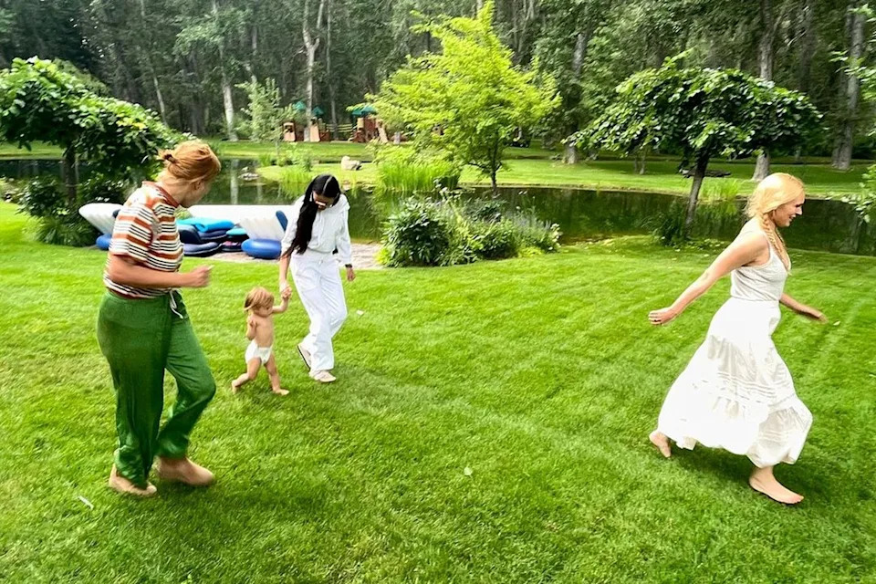 Tallulah Willis, Louetta Willis, Demi Moore and Rumer WillisCredit: Demi Moore/Instagram