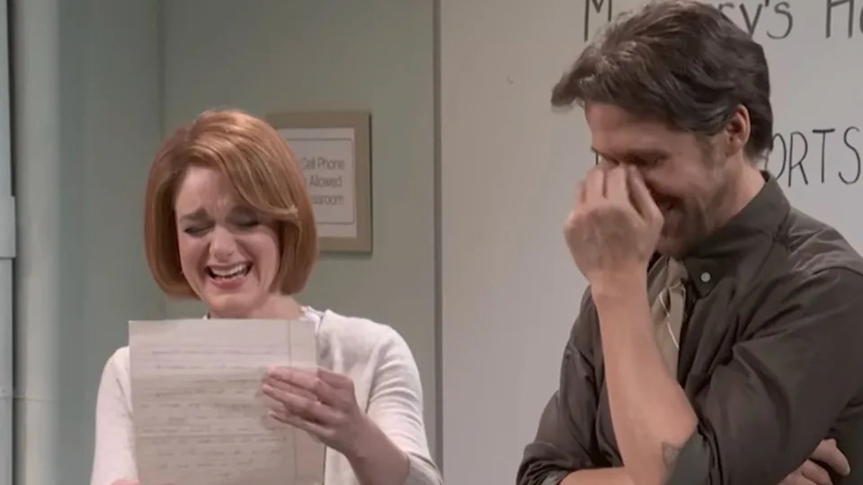  Ashley Padilla and Ryan Gosling can't stop laughing on SNL. 