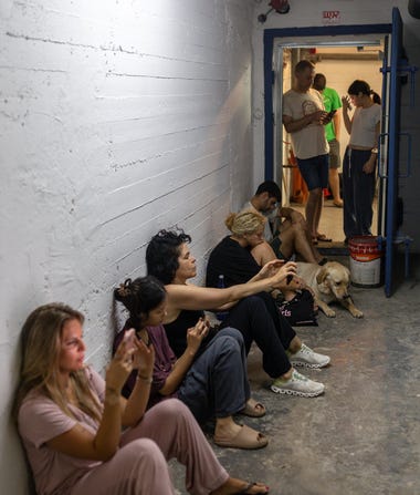 אזעקה אזעקות יום ביום  שהות שהייה במקלטים מקלט מקלטים מרחב מוגן ציבורי צבוריים
16.3.26
היום ה-17 השבעה-עשר השבעה עשר ה17 למלחמה

מבצע שאגת הארי
Epic Fury
מלחמה אירן ישראל
התקפה מאיראן 
מתקפת טילים  טיל
מטח
מתקפת טילים  
שיגור שיגורים
תקיפה
 
אבא מחבק ילד ילדה בן בת שלו מגונן הגנה 
יפו