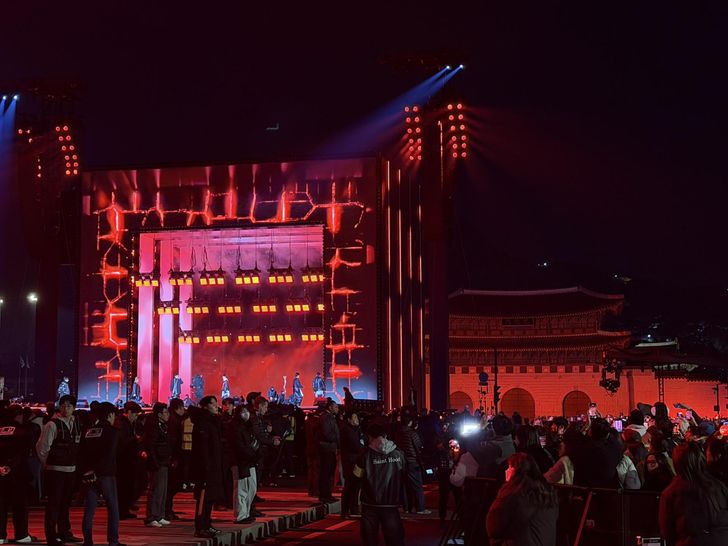 K-pop boy band BTS during its comback concert at Gwanghwamun Square in central Seoul, Saturday, filmed with Samsung's latest Galaxy S26 Ultra / Korea Times photo by Pyo Kyung-min