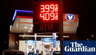 US average fuel price passes $4 a gallon for first time in four years amid Iran war | Oil