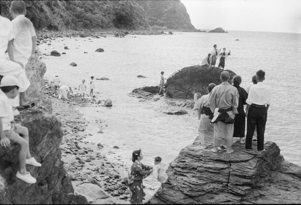 The Akina Arasetsu combines elements of veneration of tanokami, the deity of the rice paddies, from the Japanese mainland, with native Okinawan niraikanai worship. The ritual is said to have started prior to the seventeenth century, when Amami was administered by the Satsuma clan. (© Haga Hideo)