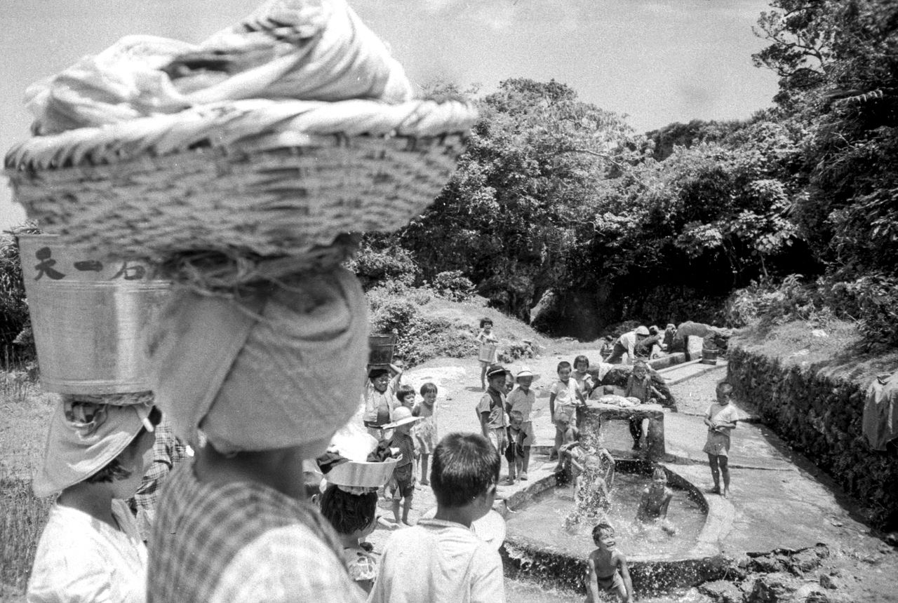 On Okinoerabujima, an island composed of limestone, natural springs are a vital water resource. (© Haga Hideo)