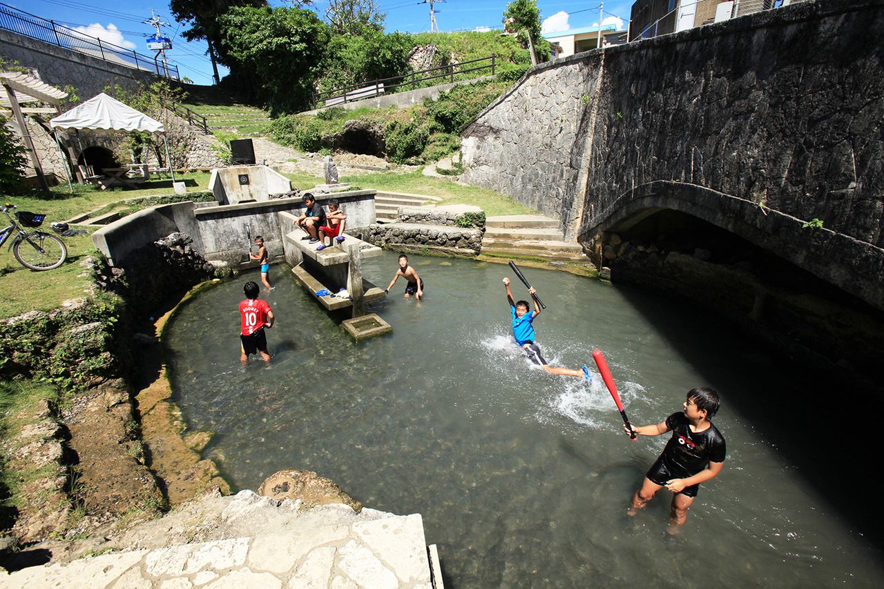 Jokkyonuhō in the town of China is a communal recreation spot where water still bubbles up. (© Hamada Futoshi)