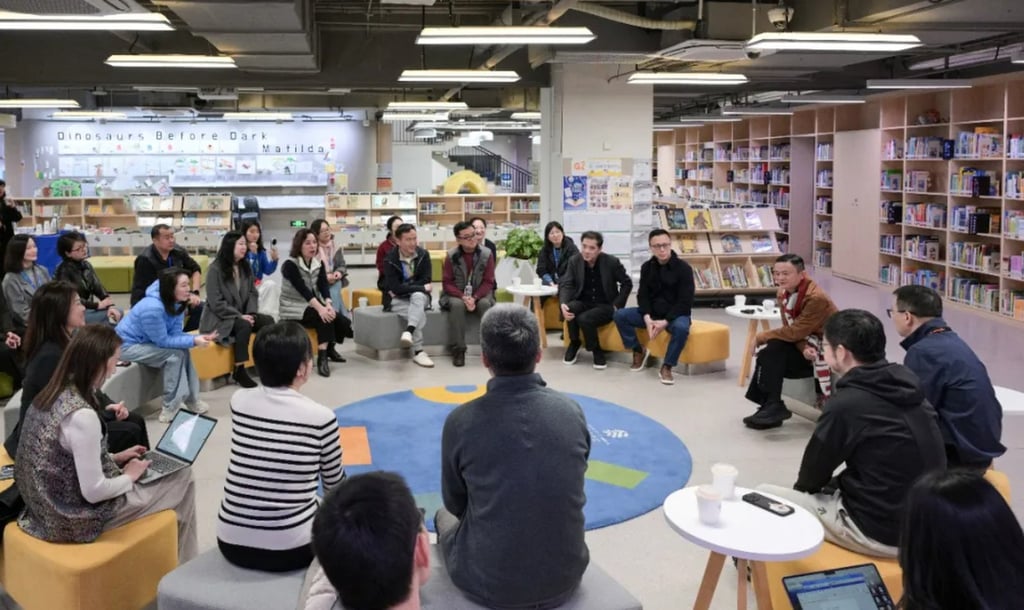 Jack Ma and the core leadership of Alibaba discuss the challenges and opportunities brought about by AI with teachers in Hangzhou on Tuesday. Photo: qq.com