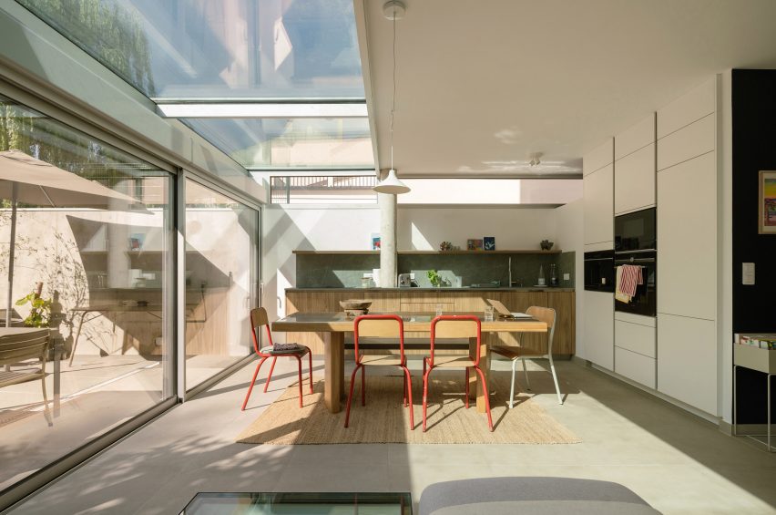 Kitchen of 2in1 Houses at Noisy-le-Sec by MXarchitecture