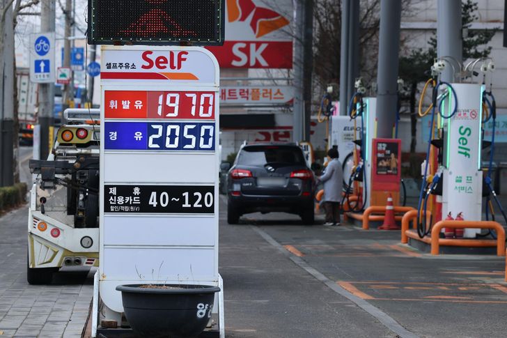 Gasoline prices exceed 1,900 won ($1.28) per liter at a gas station in Seoul, Friday. Yonhap